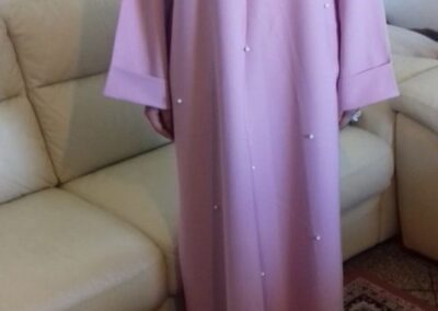 robe abaya rose longue large col rond perlé