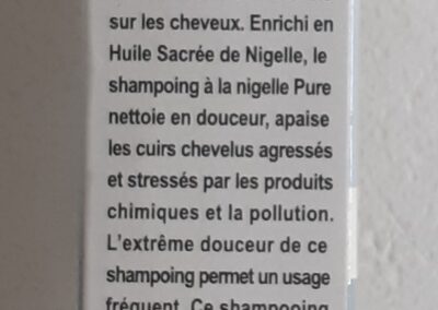 Flacon de shampoing magique a l'huile de nigelle 200ml da la marque redouane composé de 100% d'ingrédients naturel